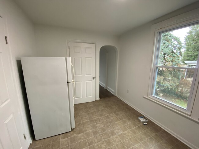 Building Photo - 574 Jamestown St