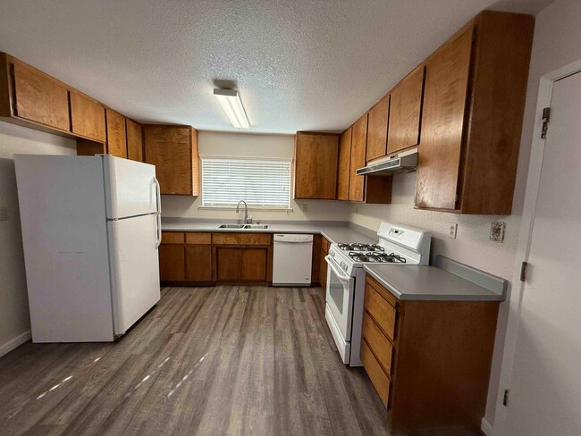Building Photo - 3 Bed 2 Bath Just a Short Distance to Sac ...
