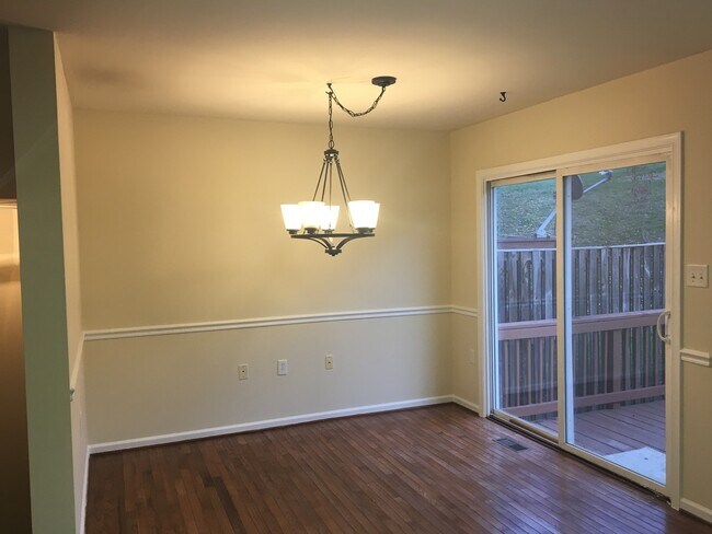 Foto del edificio - 606 Hupps Hill Ct