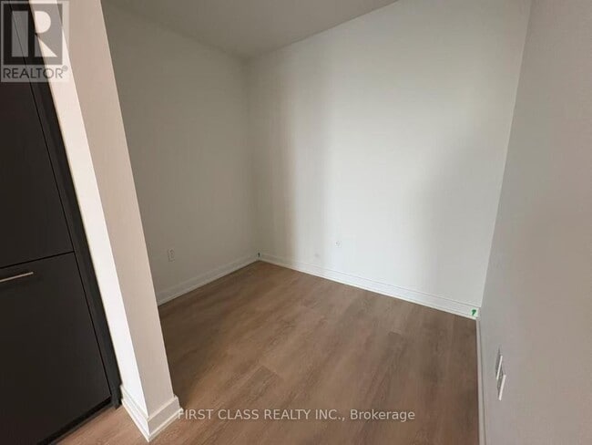 Photo du bâtiment - 1 Fairview Rd E