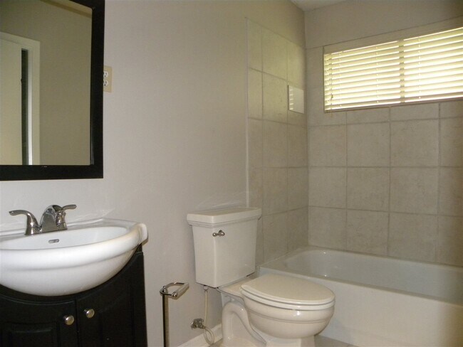 Foto del edificio - 983 Poplar Leaf Rd