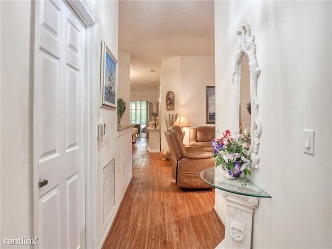 Building Photo - 10294 Lombardy Dr