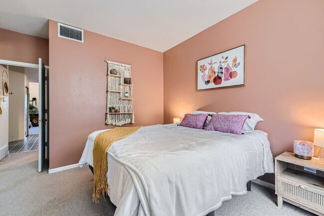 Foto del edificio - Urban Oasis: Cozy Furnished 1 BDR in Boulder