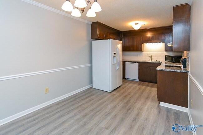 Foto del edificio - 2225 Golf Rd SW