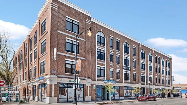 Building Photo - 1502 W Ainslie St