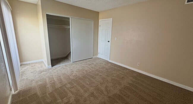 Building Photo - 2 BEDROOMS 1.5 BATHROOM TOWNHOUSE AVAILABLE FOR RENT JONES AND VEGAS DR !!!