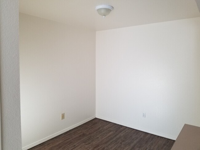 Foto del edificio - 8070 W Russell Rd