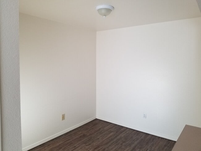 Building Photo - 8070 W Russell Rd