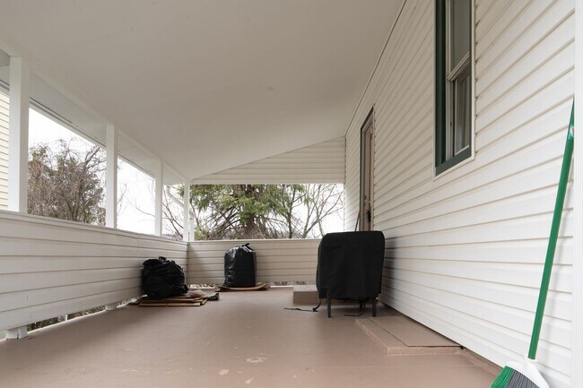 Foto del edificio - AVAILABLE JULY 1ST!! DON'T MISS this FANTASTIC home in a PRIME LOCATION!