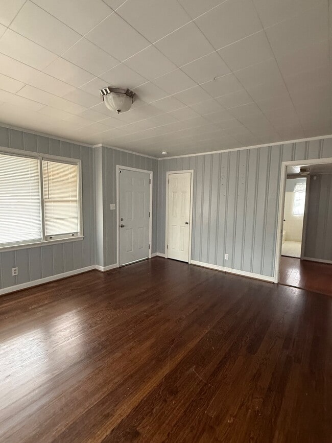 Building Photo - 1300 Woodland Dr