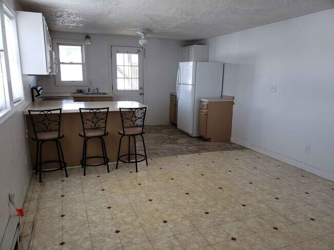 dining/ kitchen - 601 Hollander Rd