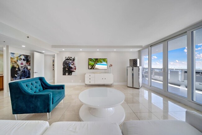 Foto del edificio - 1717 N Bayshore Dr