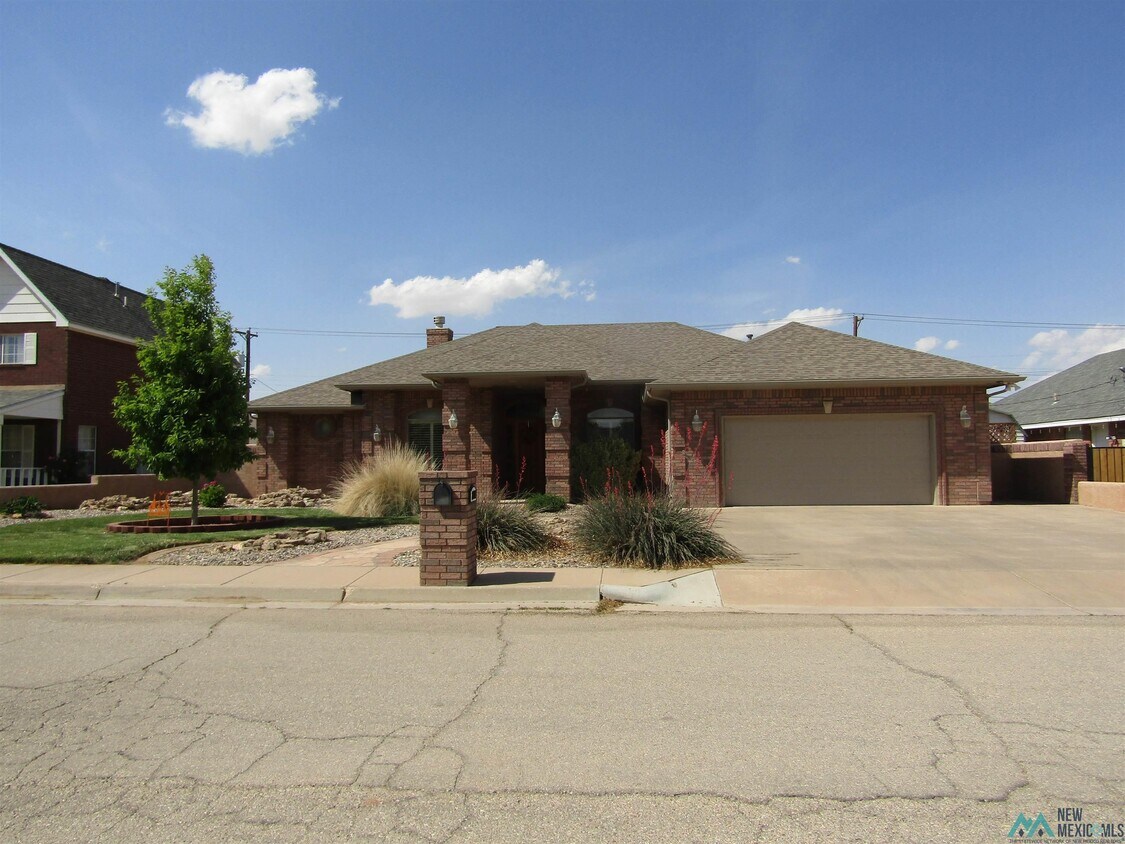 Primary Photo - 2104 W Ray Ave