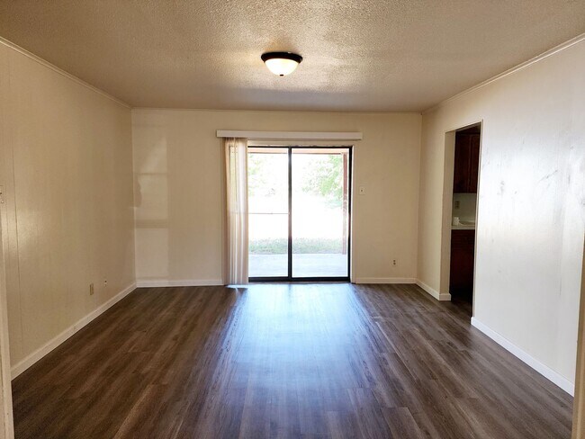 Foto del edificio - 2303 Daisy Dr