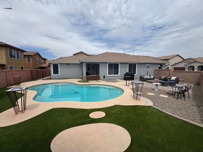 Foto del edificio - 3 bedroom - 2 bathroom - 1374 square feet