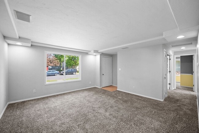 Building Photo - 5 Bedroom Northeast Spokane Home! - Availa...
