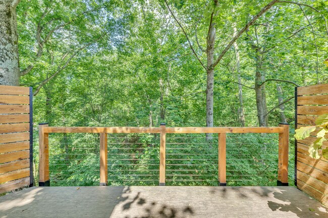 Vista desde la terraza hacia la sala de estar principal. - 918 Harpeth Trace Dr