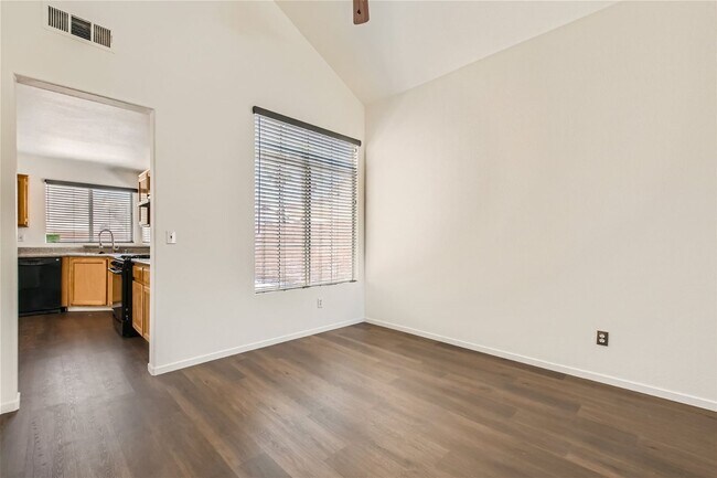 Foto del edificio - Stunning 4 Bedroom Home with SOLAR in SUMM...
