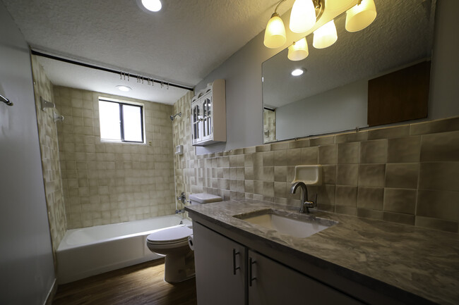 Bathroom- granite countertop and tile bath - 203 6th St