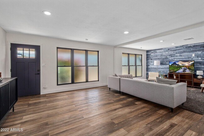 Foto del edificio - 8328 E Palm Ln