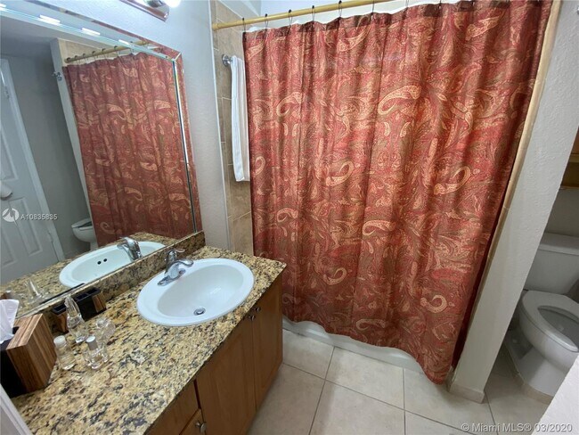 Foto del edificio - 7803 N Kendall Dr