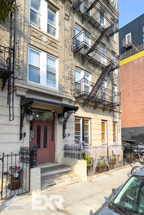 Foto del edificio - 709 Dekalb Ave