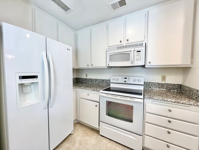 Building Photo - Beautiful 3Bd/2Ba In a Great Location!