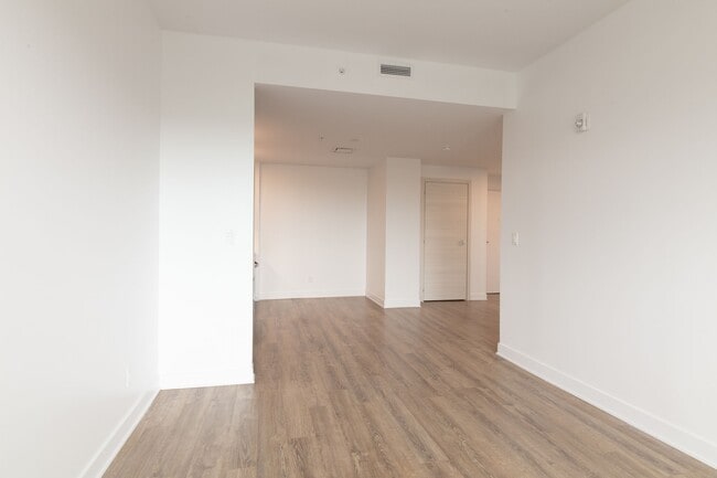 Building Photo - 30 Saint-Joseph Est