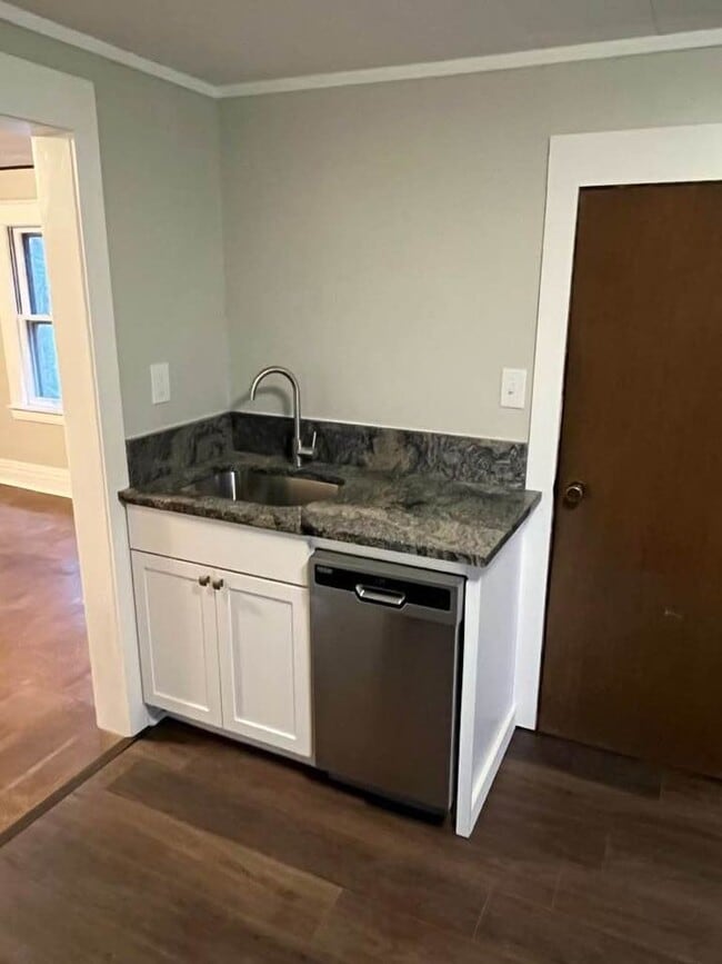 1826 5th St, Wyandotte, MI 48192 Apartments in Wyandotte, MI