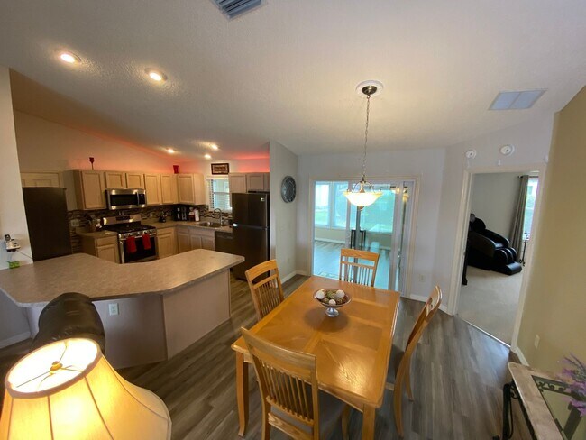 Building Photo - Beautifully Furnished SHORT TERM (May - Ju...