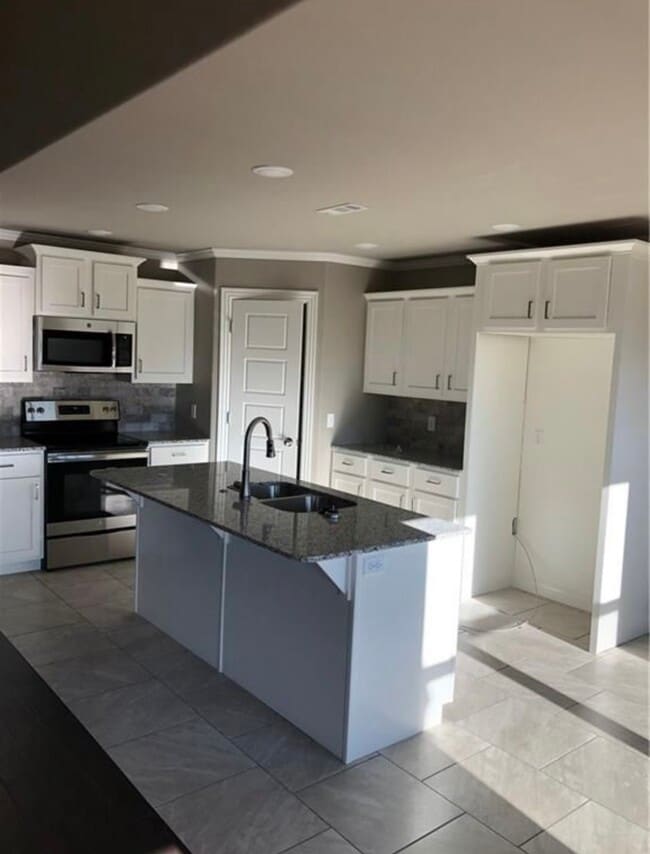 Foto del edificio - 746 Roselawn St