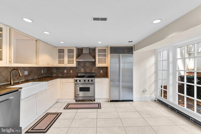 Foto del edificio - 3341 Dent Pl NW