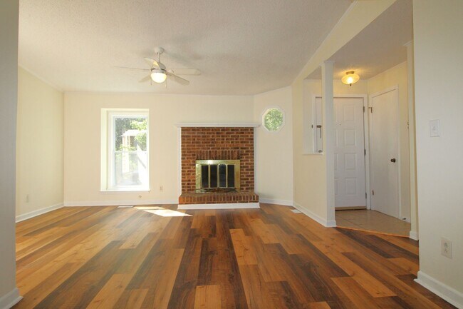 Foto del edificio - Charming 2 Bedroom, Large lot fenced in yard
