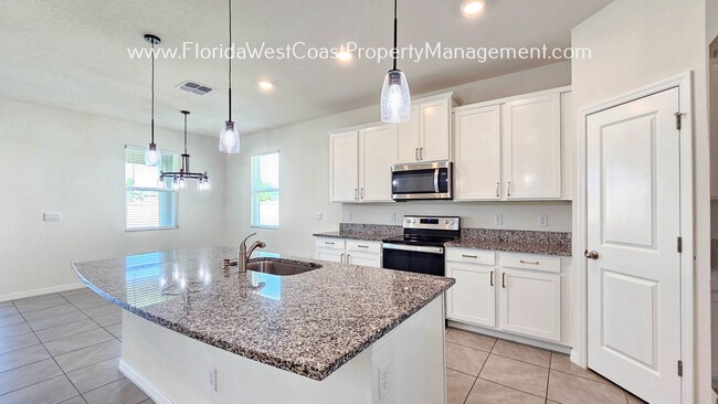 Building Photo - EXCEPTIONAL HOME IN BELLA LAGO PARRISH ! 4...