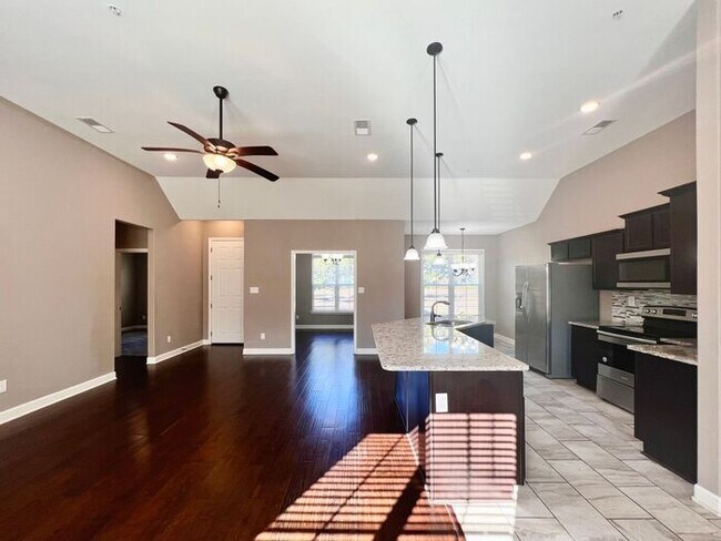 Foto del edificio - (COMING SOON!) 3bed/2bath Townhome w/Garag...