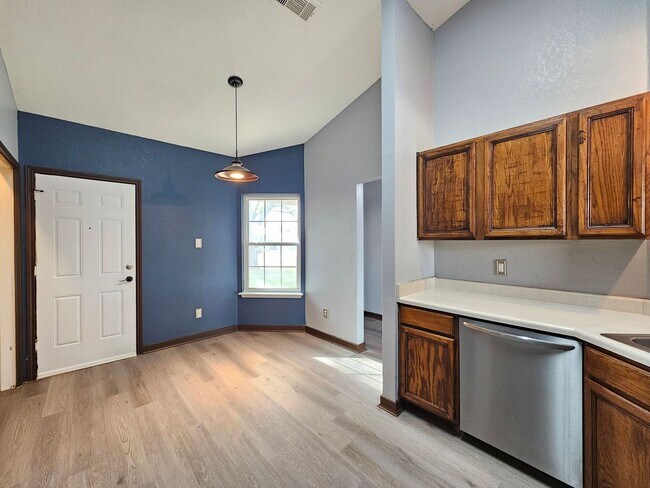 Foto del edificio - AVAILABLE NOW!