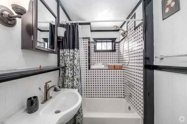 2 habitaciones, 1 baño - 850 pies cuadrados - Baño - 113 Clark St