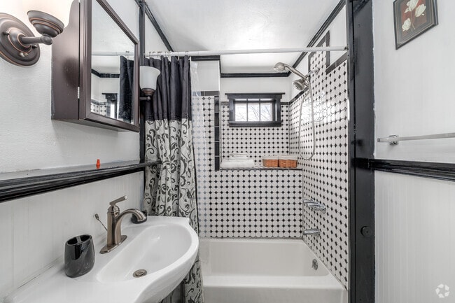 2BR, 1BA - 850SF - Bathroom - 113 Clark St