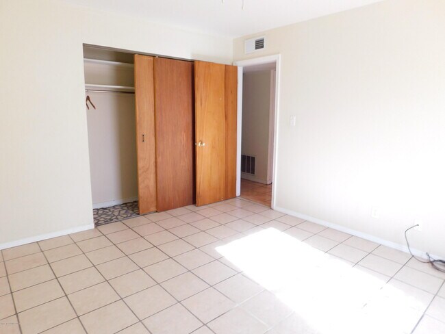 Foto del edificio - 155 E Colonial Ct