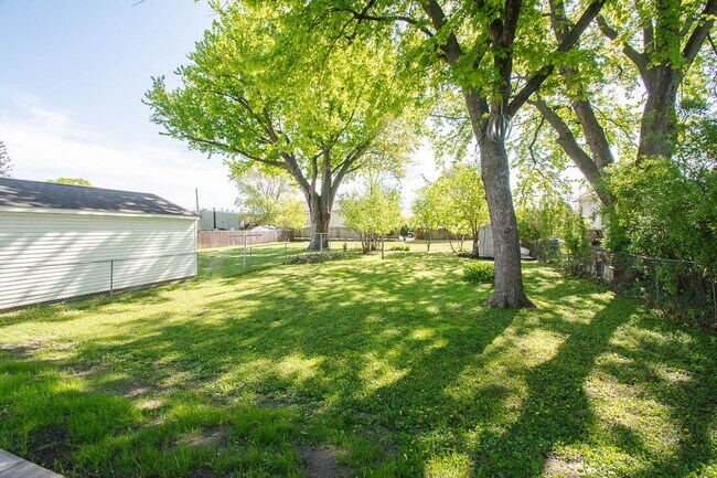 Building Photo - Cozy 2 Bedroom SE Rochester Home with Incredible Yard!