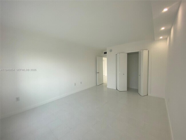 Foto del edificio - 400 Kings Point Dr