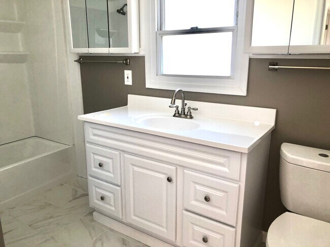 Building Photo - 47 Parkin St