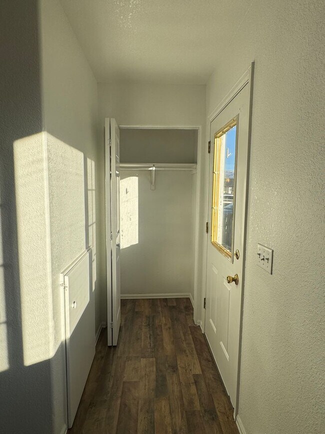 Foto del edificio - 481 1/2 Tracy Dr