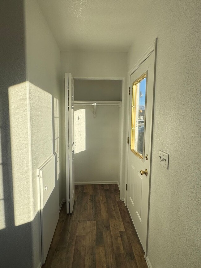 Building Photo - 481 1/2 Tracy Dr