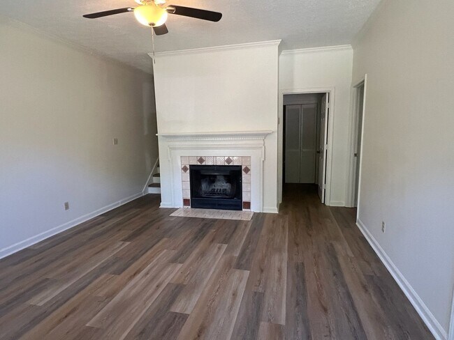 Building Photo - Newly Renovated 2 Bedroom Townhouse in Con...