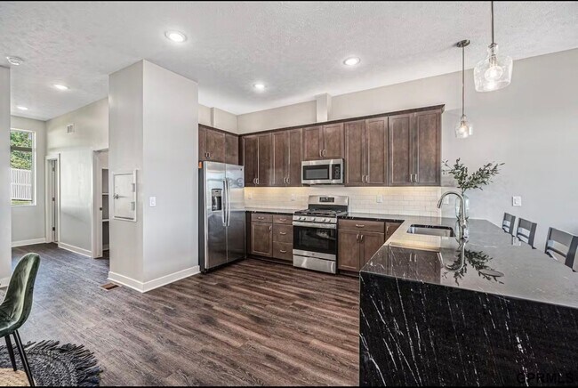 Foto del edificio - Fully Furnished 2 Master Suites | Luxe Townhome Near UNMC