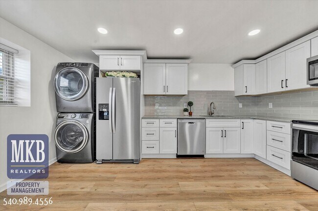 Foto del edificio - 802 Maryland Avenue - Duplex in Salem