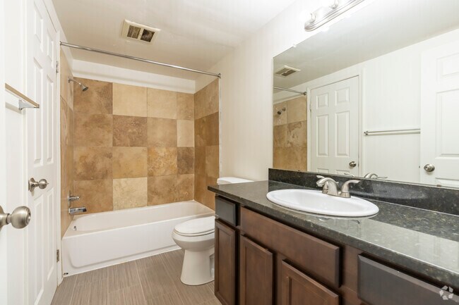 2 habitaciones, 1 baño - 915 pies cuadrados - Mejora - Baño - Riverbend Apartments