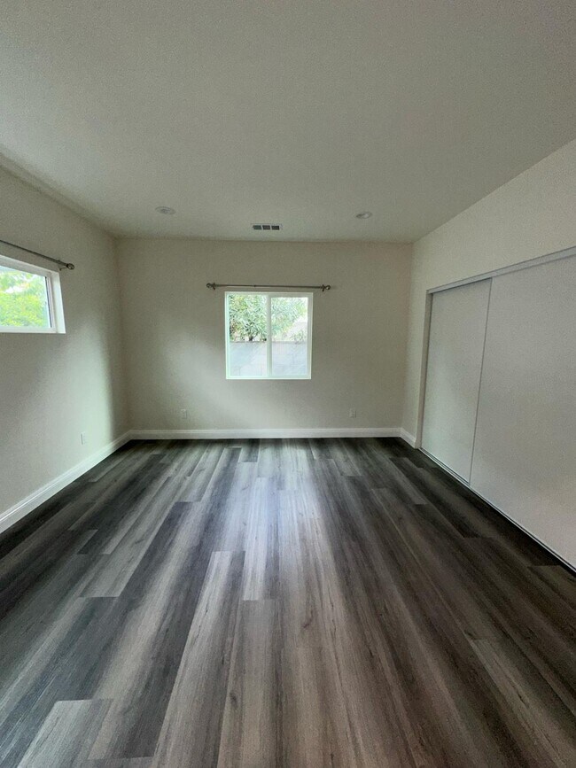 Master bdrm - 722 W 214th St