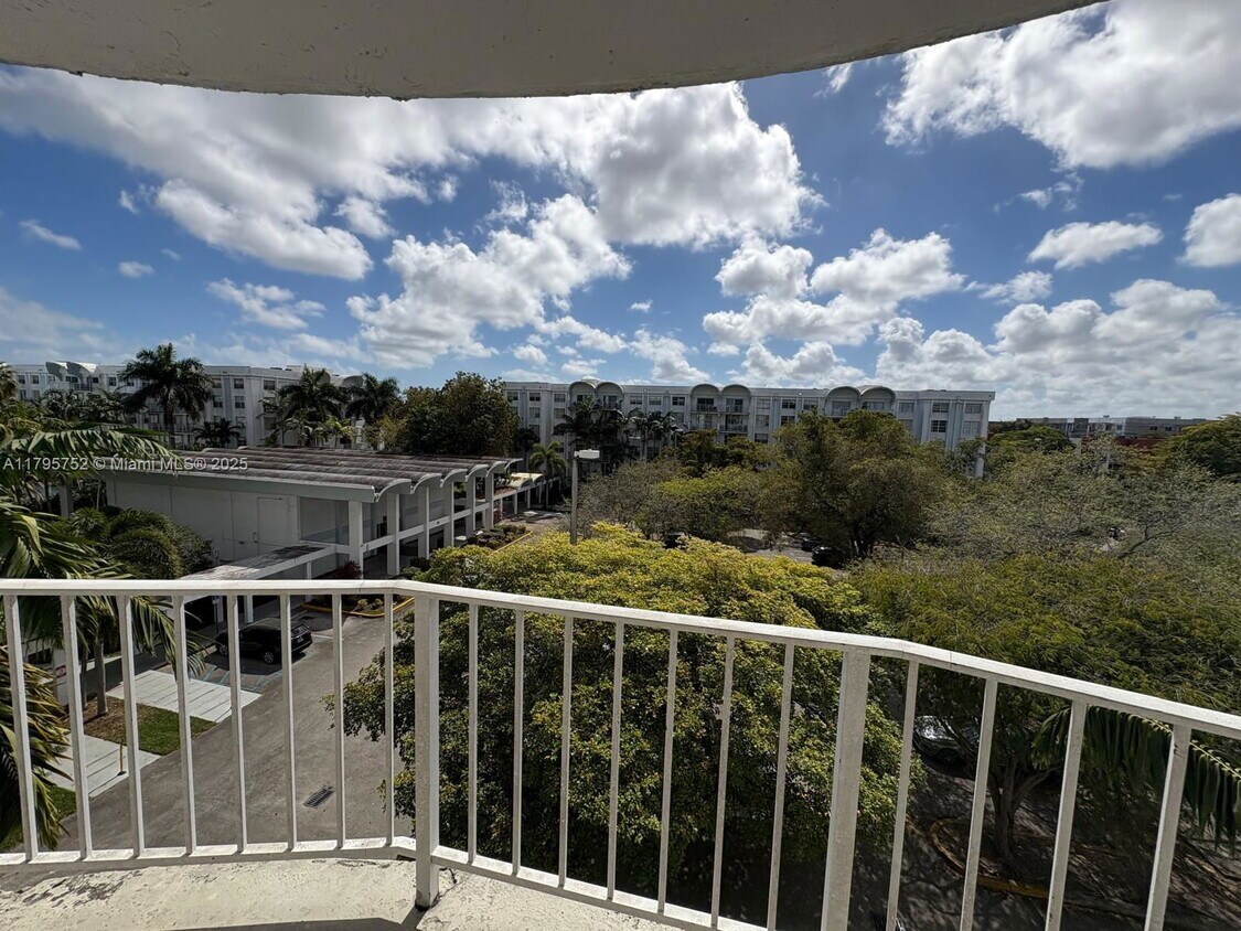 Foto principal - 484 NW 165th St